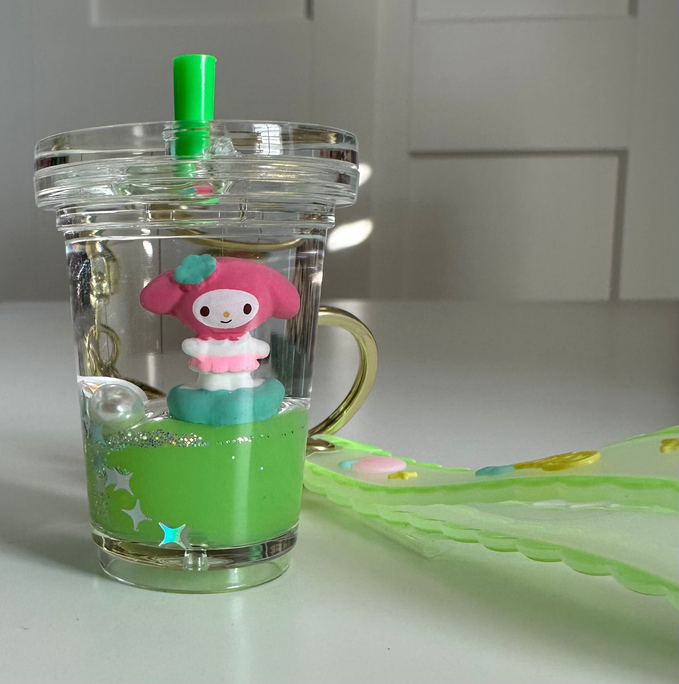 Hello Kitty Schlüsselanhänger ( Pinker Hase im grünen Becher )