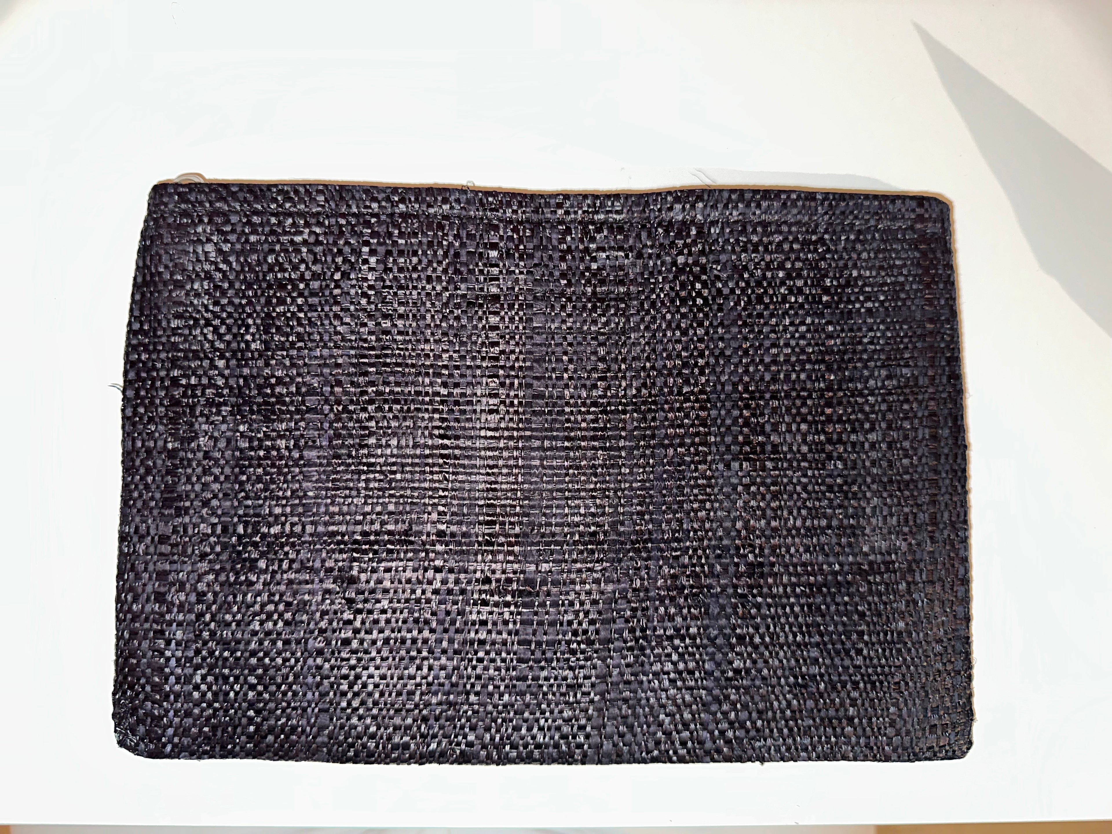 Geflochtenes Mauritius-Täschchen – Schwarz mit goldener Stickerei