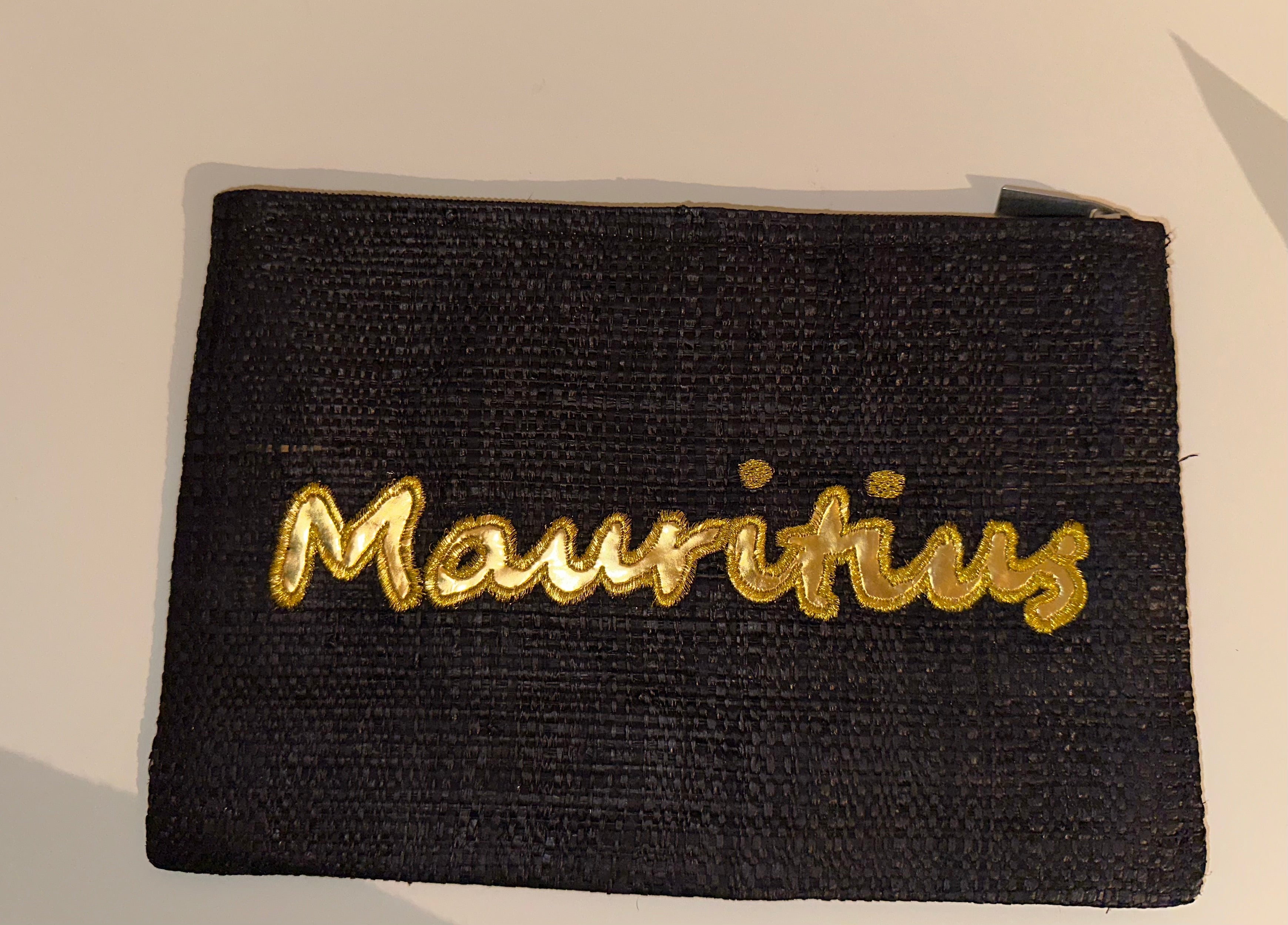 Geflochtenes Mauritius-Täschchen – Schwarz mit goldener Stickerei